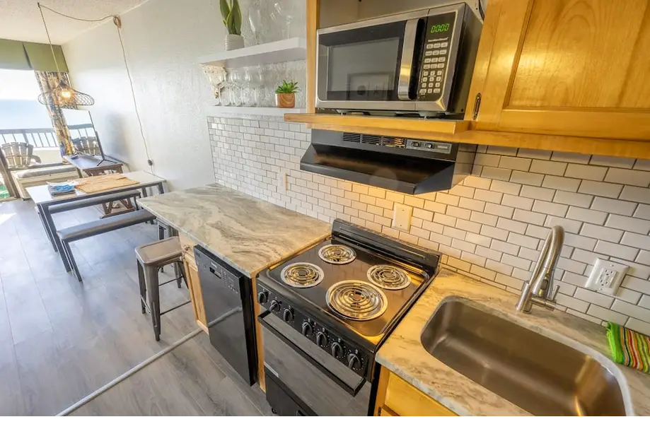 1BR Direct Oceanfront Views | Pools, Mod...