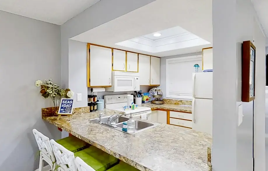 Refreshing lake view condo with pool, hot tub, patio, tennis court, & kitchen